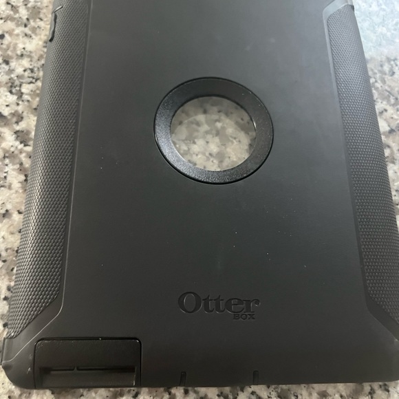 Used black otterbox protective case - iPad second generation - Picture 2 of 6